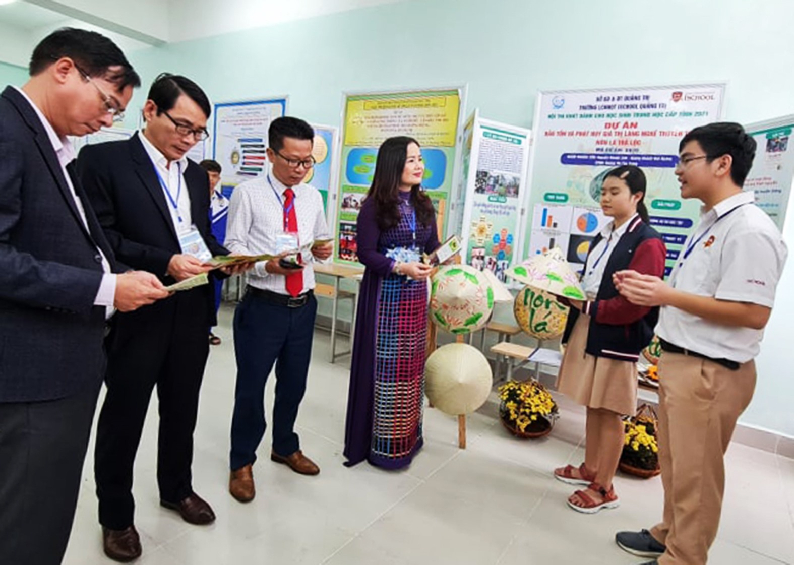 Lãnh đạo Sở GD&ĐT nghe học sinh giới thiệu dự án dự thi tại cuộc thi-Ảnh: Tú Linh