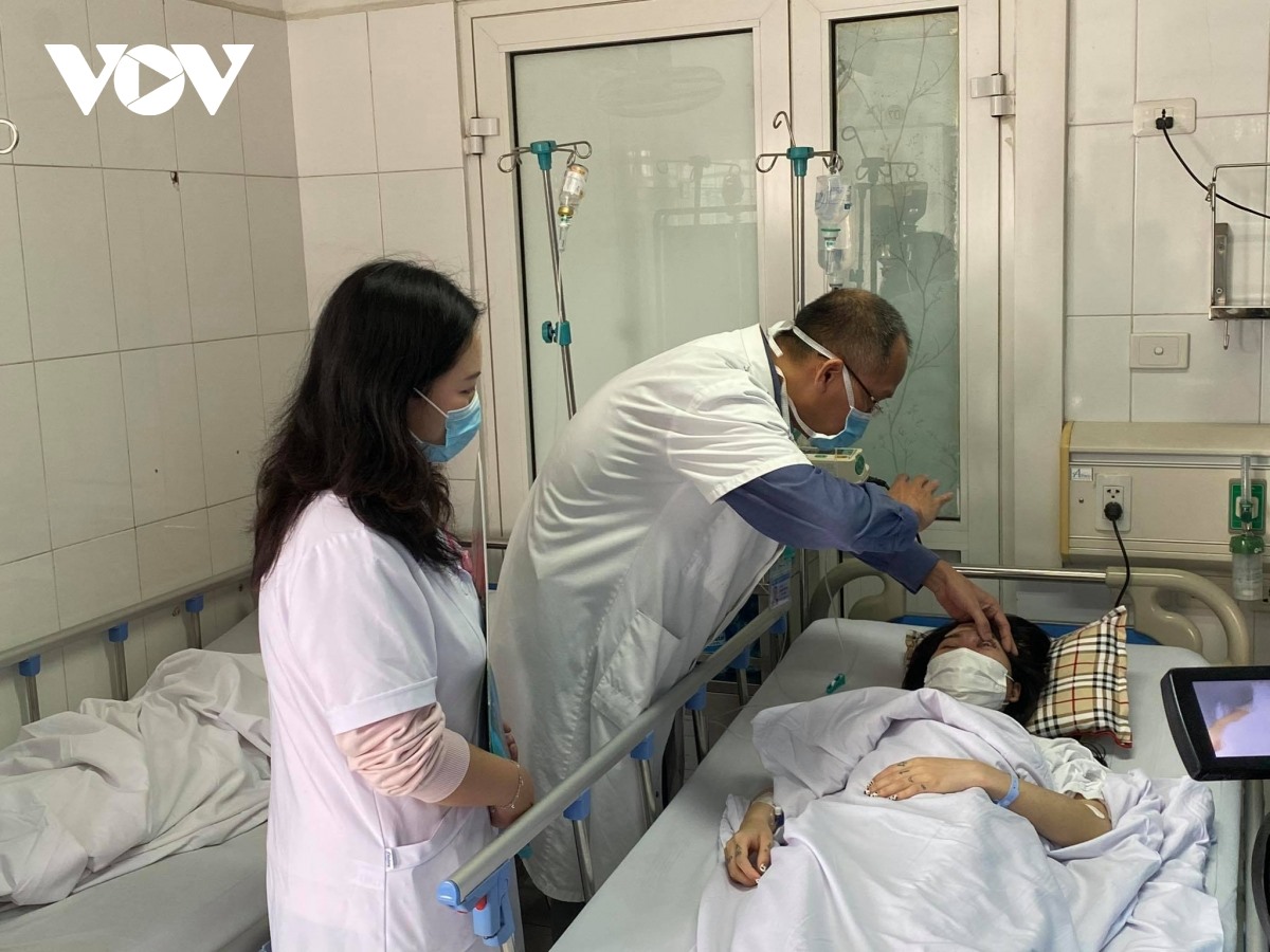 PGS.TS Nguyễn Hồng Hà, Trưởng khoa Phẫu thuật tạo hình Hàm mặt, Thẩm mỹ, Bệnh viện Hữu nghị Việt Đức thăm khám cho bệnh nhân.