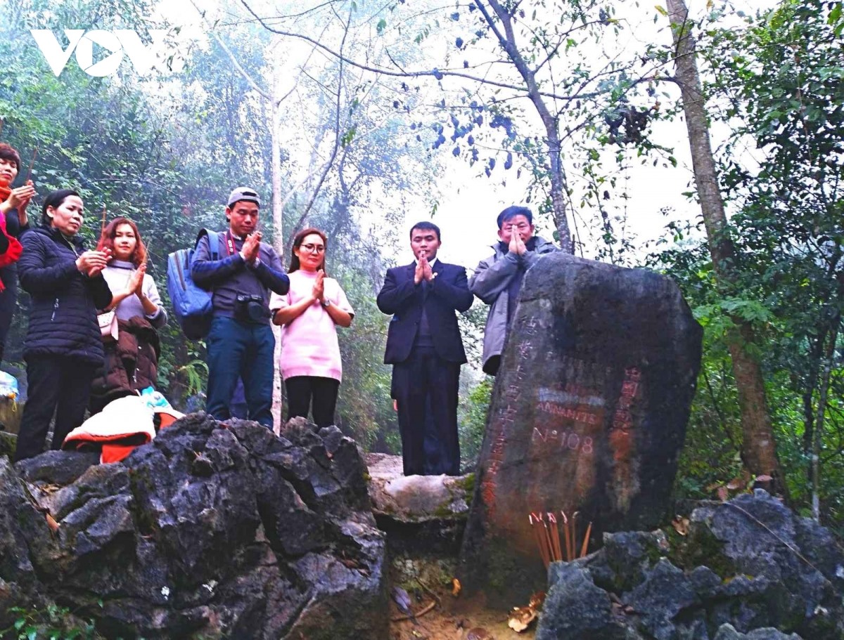Cột mốc 108 đã trở thành một nơi linh thiêng đối với mỗi người Việt Nam