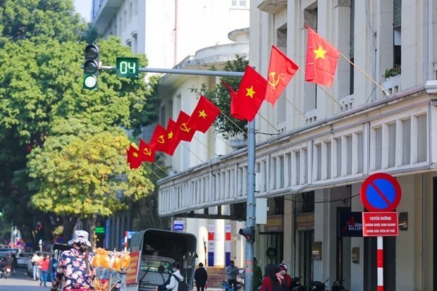 Các ngả đường rực rỡ sắc màu đỏ thắm của cờ và hoa. (Ảnh: Minh Sơn/Vietnam+)