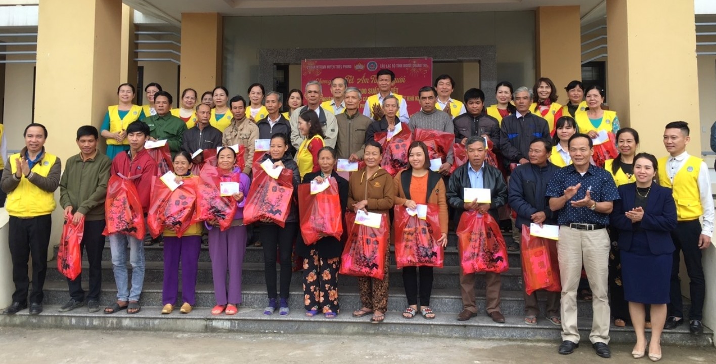 Câu lạc bộ Tình người Quảng Trị trao quà cho người dân hộ nghèo và đối tượng chính sách tại huyện Triệu Phong - Ảnh: N.T​