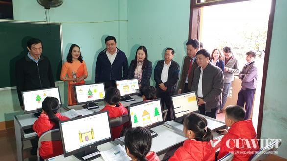 Tổng công ty Điện lực miền Nam tặng dàn máy tính cho Trường TH&THCS xã Cam Hiếu huyện Cam Lộ, địa phương chịu hậu quả nặng nề của những trận lũ liên tiếp giữa tháng 10/2020 - Ảnh: Quốc Nam