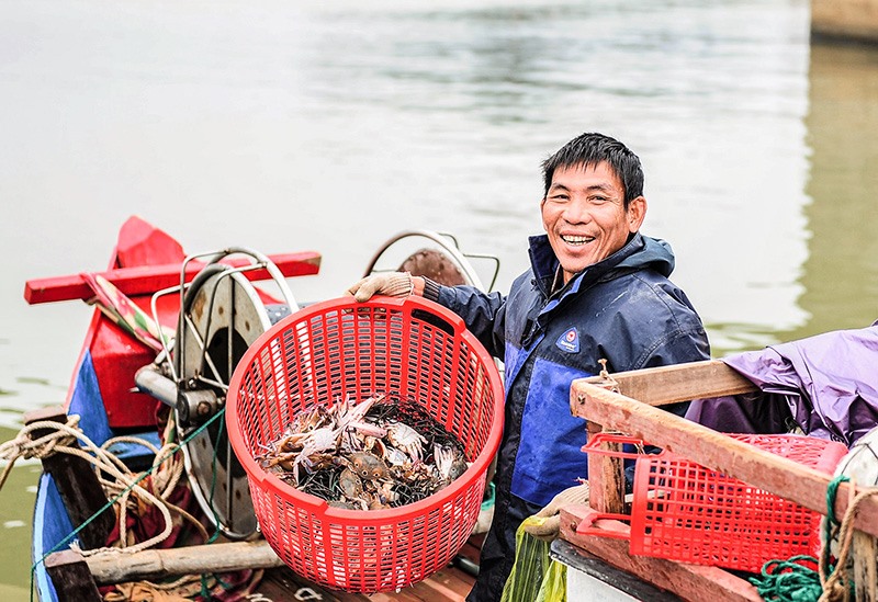 Tranh thủ trời êm biển lặng, ngư dân xã Gio Hải, huyện Gio Linh ra khơi đánh bắt thủy sản​