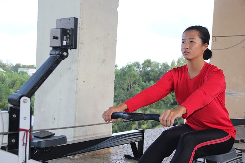 VĐV Nguyễn Thị Thu Hiền luôn nỗ lực, quyết tâm trong tập luyện để gặt hái thành công trên “đường đua xanh” -Ảnh: M.Đ​