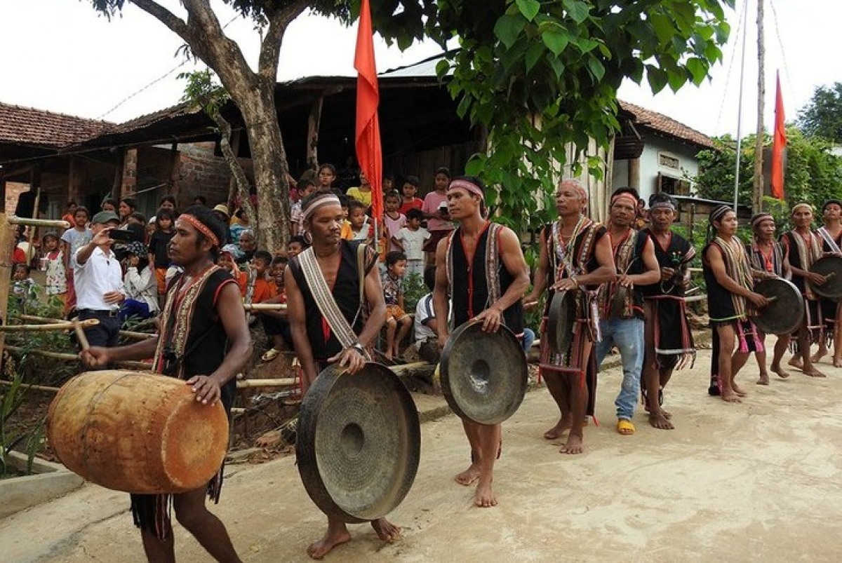 Tour du lịch cộng đồng, xem biểu diễn đánh cồng chiêng của người Ba Na ở làng Kon Ktu, xã Đăk Rơ Wa, TP. Kon Tum.
