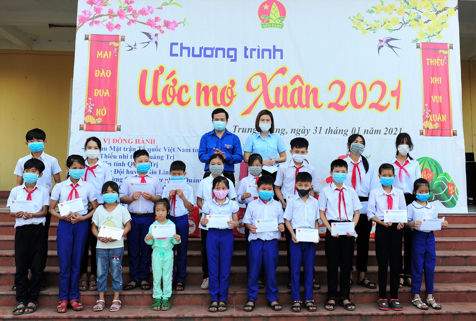 Phó Bí thư Tỉnh Đoàn, Chủ tịch Hội đồng Đội tỉnh Mai Văn Nam tặng quà cho các em học sinh Trường TH & THCS Trung Giang -  Ảnh: Trần Tuyền