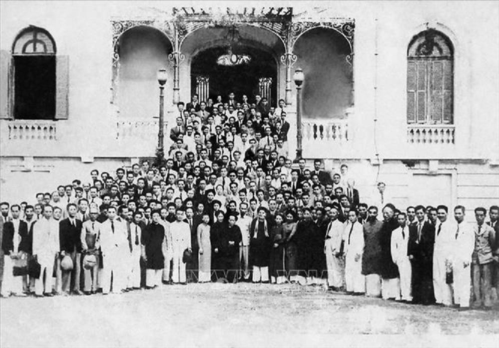 Chủ tịch Hồ Chí Minh cùng các thành viên của Chính phủ tuyên thệ nhậm chức tại Kỳ họp thứ nhất, Quốc hội khóa I (2/3/1946). Ảnh: Tư liệu/TTXVN