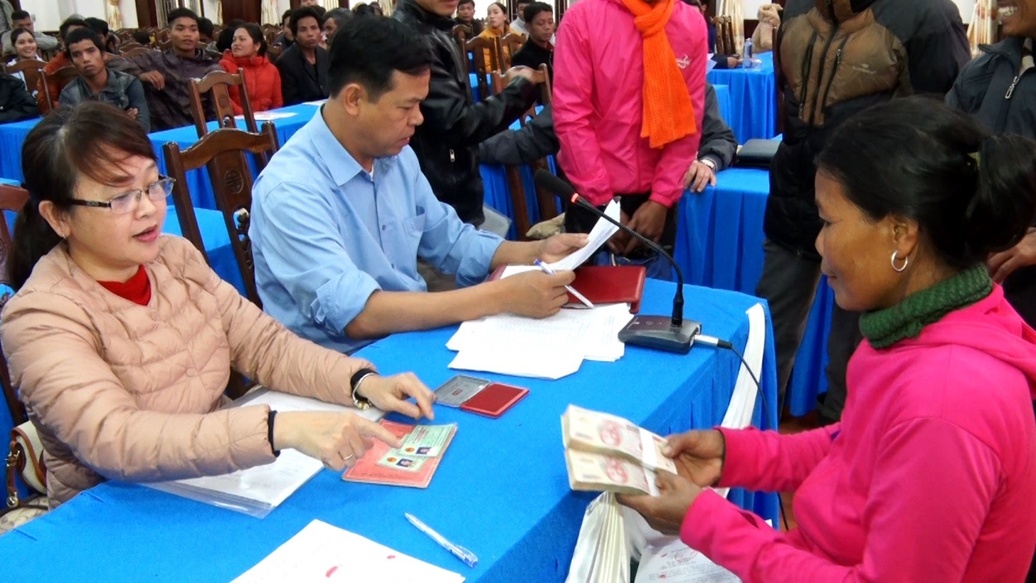 Cán bộ Phòng Lao động, Thương Binh và Xã hội huyện trực tiếp chi trả cho người dân