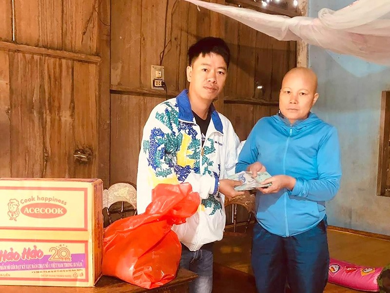 Anh Hoành thăm, trao quà cho chị Phan Thị Thủy ở thôn Bích La Trung, xã Tân Thành - Ảnh: N.T​