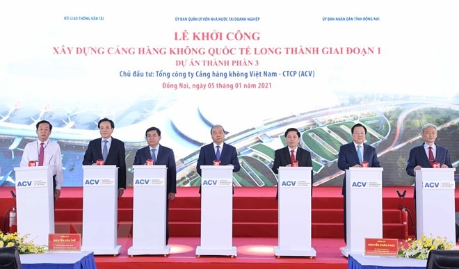 Thủ tướng Chính phủ Nguyễn Xuân Phúc và các đại biểu nhấn nút khởi công dự án sân bay Long Thành. (Ảnh: Việt Hùng/Vietnam+)