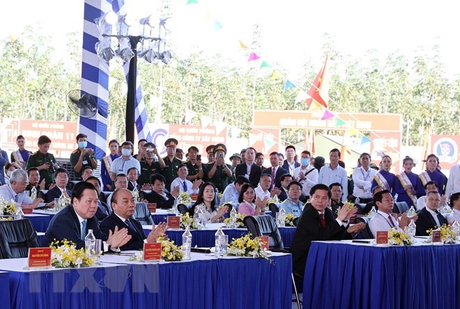 Thủ tướng Nguyễn Xuân Phúc cùng các đại biểu dự khởi công. (Ảnh: Thống Nhất/TTXVN)