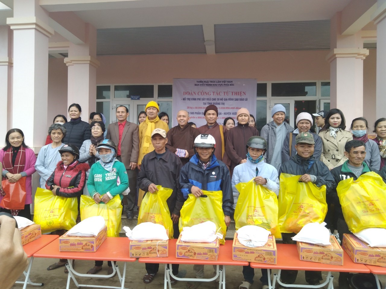 Đoàn trao quà cho những hộ dân bị ảnh hưởng bởi mưa lũ tại xã Thuận