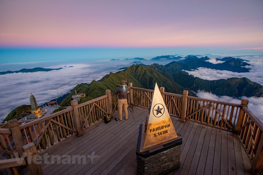 Nhưng theo nhiều chuyên gia, thời điểm ngắm biển mây đẹp nhất trên đỉnh Fansipan lại là lúc hoàng hôn. (Ảnh: Minh Sơn/Vietnam+)