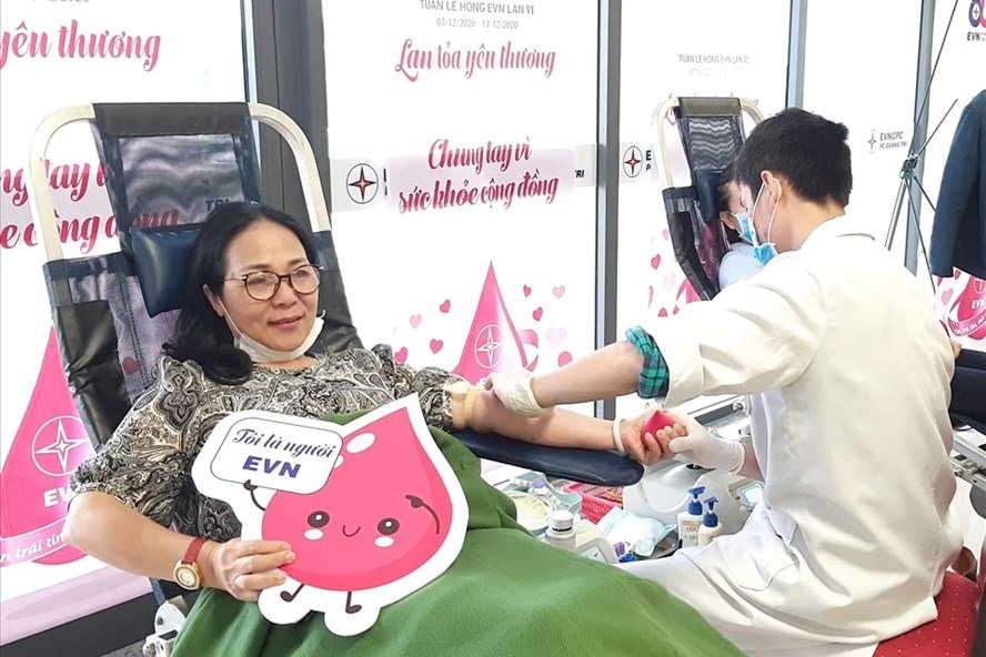 Chị Minh Hoa tham gia hiến máu trong chương trình “Tuần lễ hồng EVN”. Ảnh: Minh Thành
