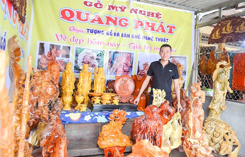 Cửa hàng trưng bày và bán các sản phẩm mộc mỹ nghệ của anh Phan Quang Phát ở thị trấn Diên Sanh, huyện Hải Lăng-Ảnh: H.G​