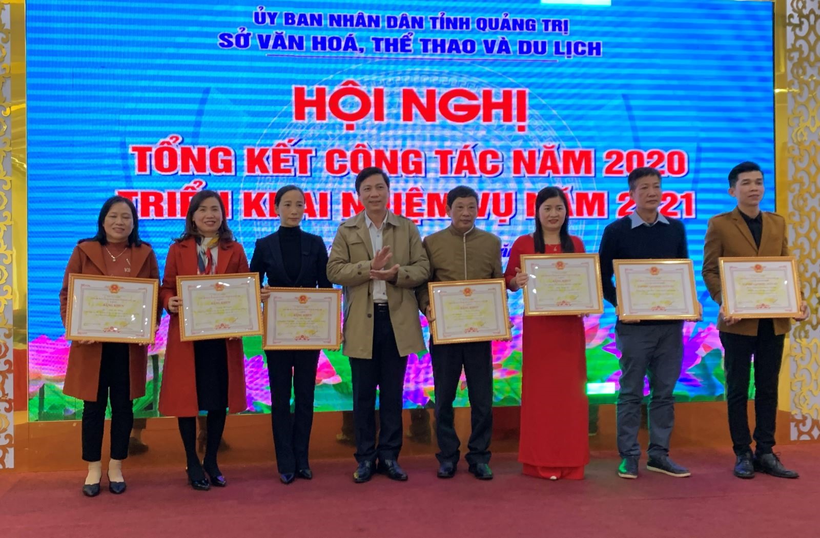 Phó Chủ tịch UBND tỉnh Hoàng Nam tặng bằng khen cho các tập thể và cá nhân có thành tích xuất sắc
