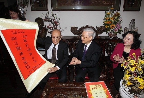 Nhân dịp Tết Nguyên đán Ất Mùi 2015, Tổng Bí thư Nguyễn Phú Trọng đến thăm Giáo sư Vũ Khiêu. (Ảnh: Trí Dũng/TTXVN)