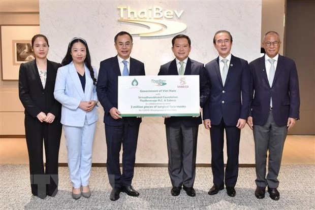 Tập đoàn ThaiBev tặng Chính phủ Việt Nam 3 triệu khẩu trang phẫu thuật cao cấp do tập đoàn sản xuất, trị giá khoảng 10 tỷ đồng. (Ảnh: TTXVN phát)