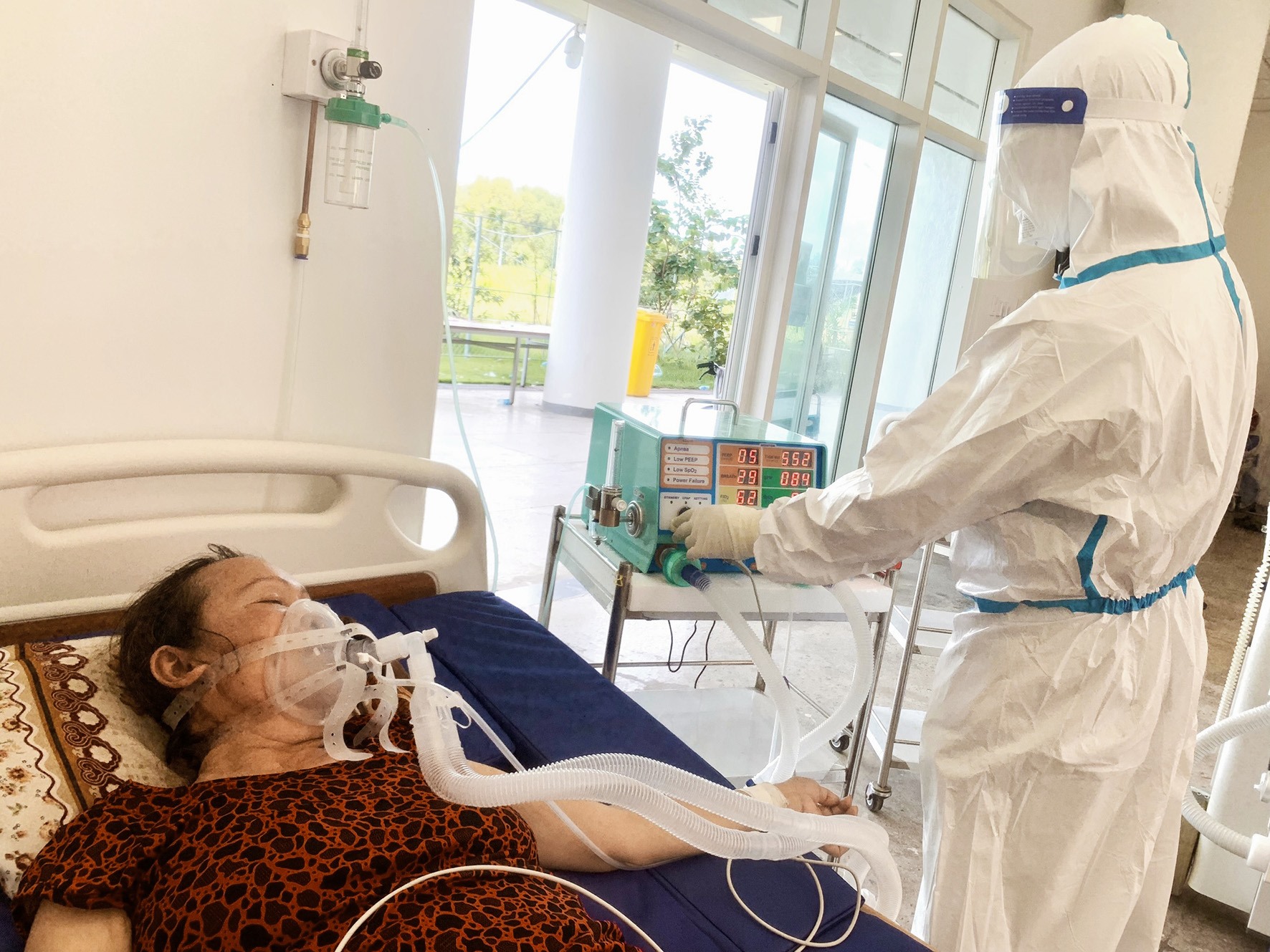 Bác sĩ, nhân viên y tế Quảng Trị chăm sóc cho bệnh nhân COVID-19 tại Bệnh viện dã chiến số 3, tỉnh Bình Dương - Ảnh: NVCC