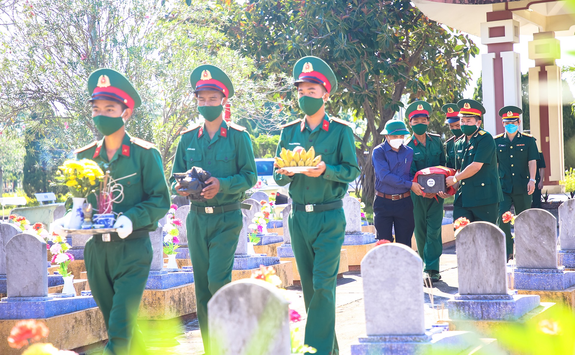 Huyện Cam Lộ an táng 10 hài cốt liệt sĩ tại Nghĩa trang liệt sĩ huyện - Ảnh: L.T