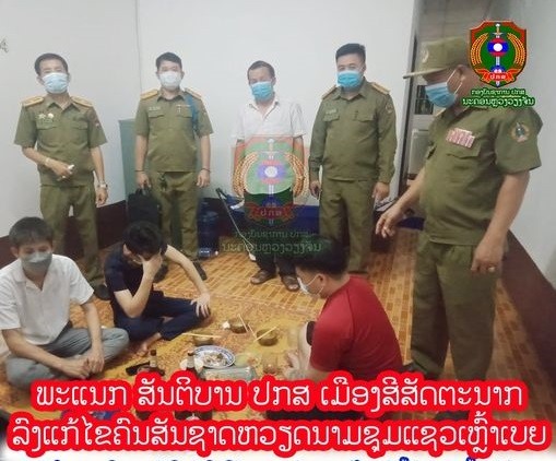 Lực lượng an ninh thủ đô nhắc nhở người vi phạm. Ảnh Công an thủ đô Vientiane