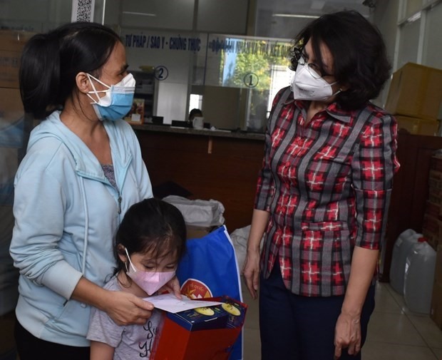 Thăm và tặng quà cho trẻ mồ côi do dịch COVID-19 tại Thành phố Hồ Chí Minh. (Ảnh: Thu Hương/TTXVN)