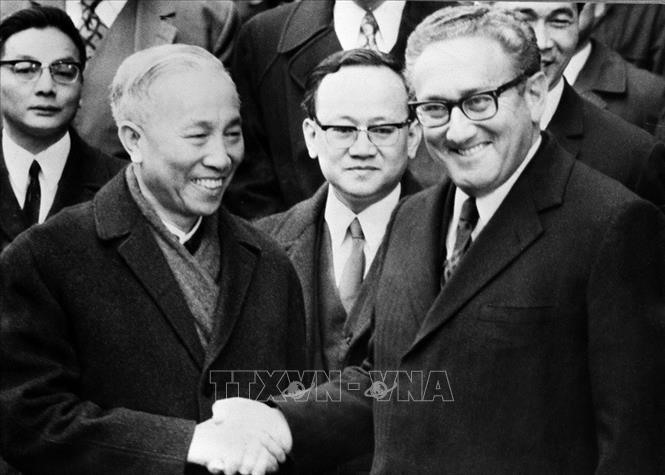 Cố vấn Lê Đức Thọ và Tiến sĩ Henry Kissinger, cố vấn Hoa Kỳ, chúc mừng nhau sau lễ ký tắt. Ảnh: TTXVN