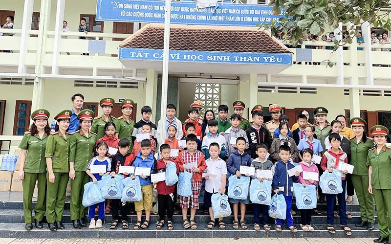 Hội Phụ nữ cơ sở Công an huyện Vĩnh Linh đẩy mạnh các hoạt động hỗ trợ hướng về trẻ em và phụ nữ vùng khó - Ảnh: N.T