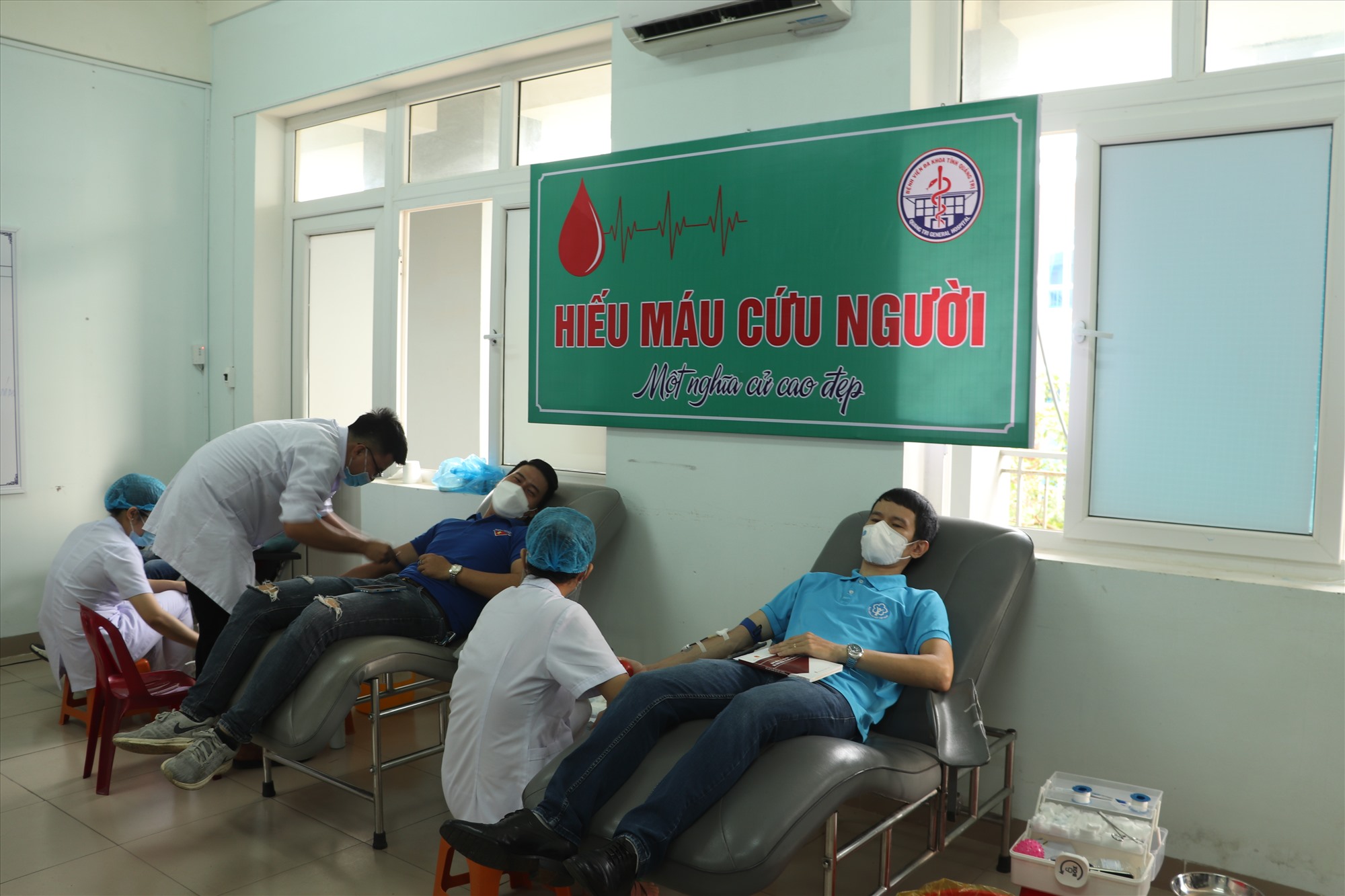 Các tình nguyện viên tích cực tham gia hiến máu cứu người - Ảnh: T.P