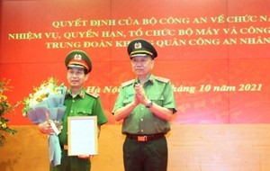 Bộ trưởng Tô Lâm trao Quyết định về chức năng, nhiệm vụ, quyền hạn, tổ chức bộ máy của Trung đoàn Không quân CAND cho Bộ Tư lệnh Cảnh sát cơ động.