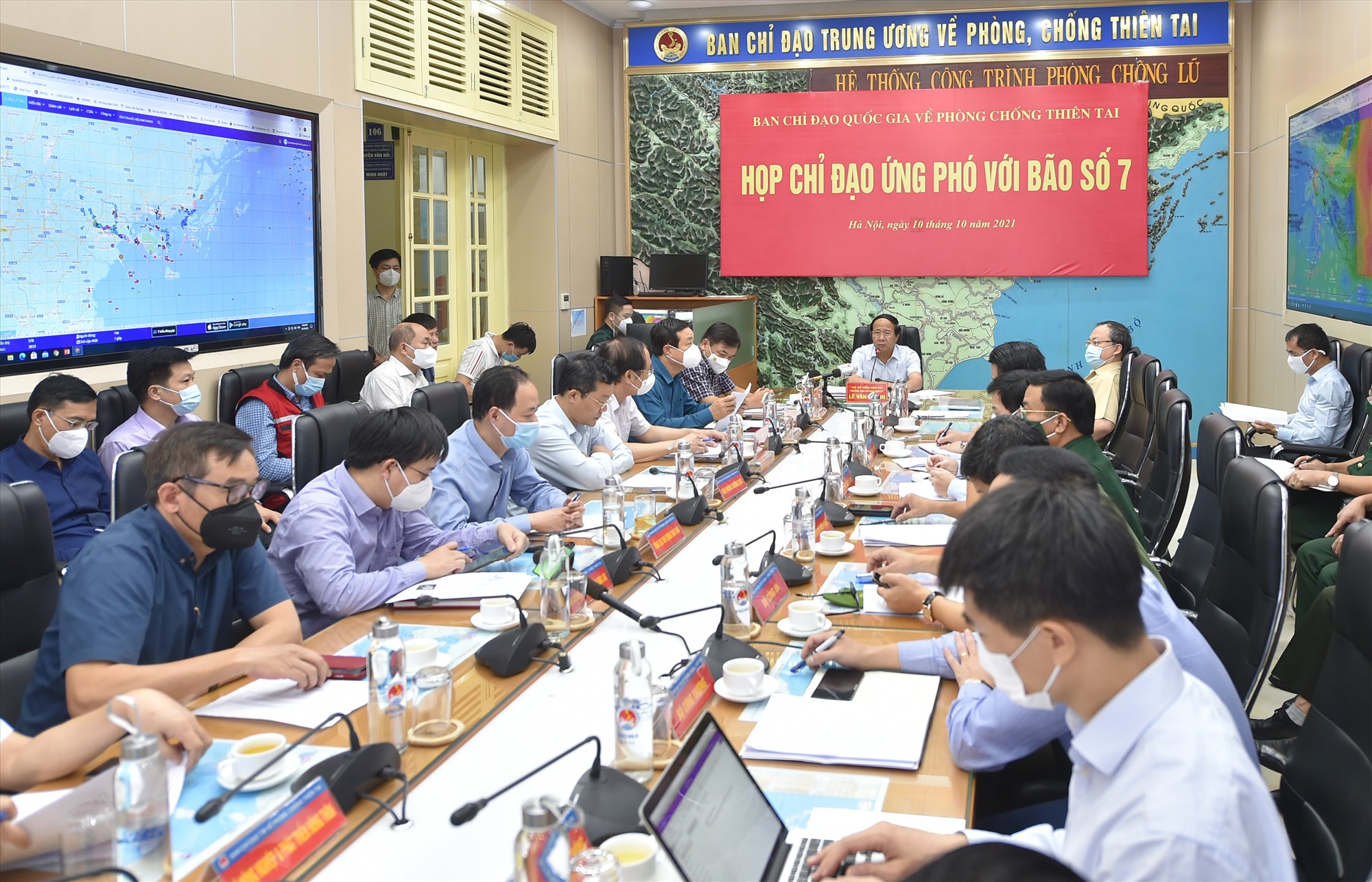 Phó Thủ tướng Lê Văn Thành ghi nhận, từ Trung ương đến địa phương đã rất quyết liệt, chủ động ứng phó với bão số 7, nên tính đến thời điểm này thiệt hại do bão số 7 được hạn chế ở mức thấp nhất. Ảnh: VGP/Đức Tuân