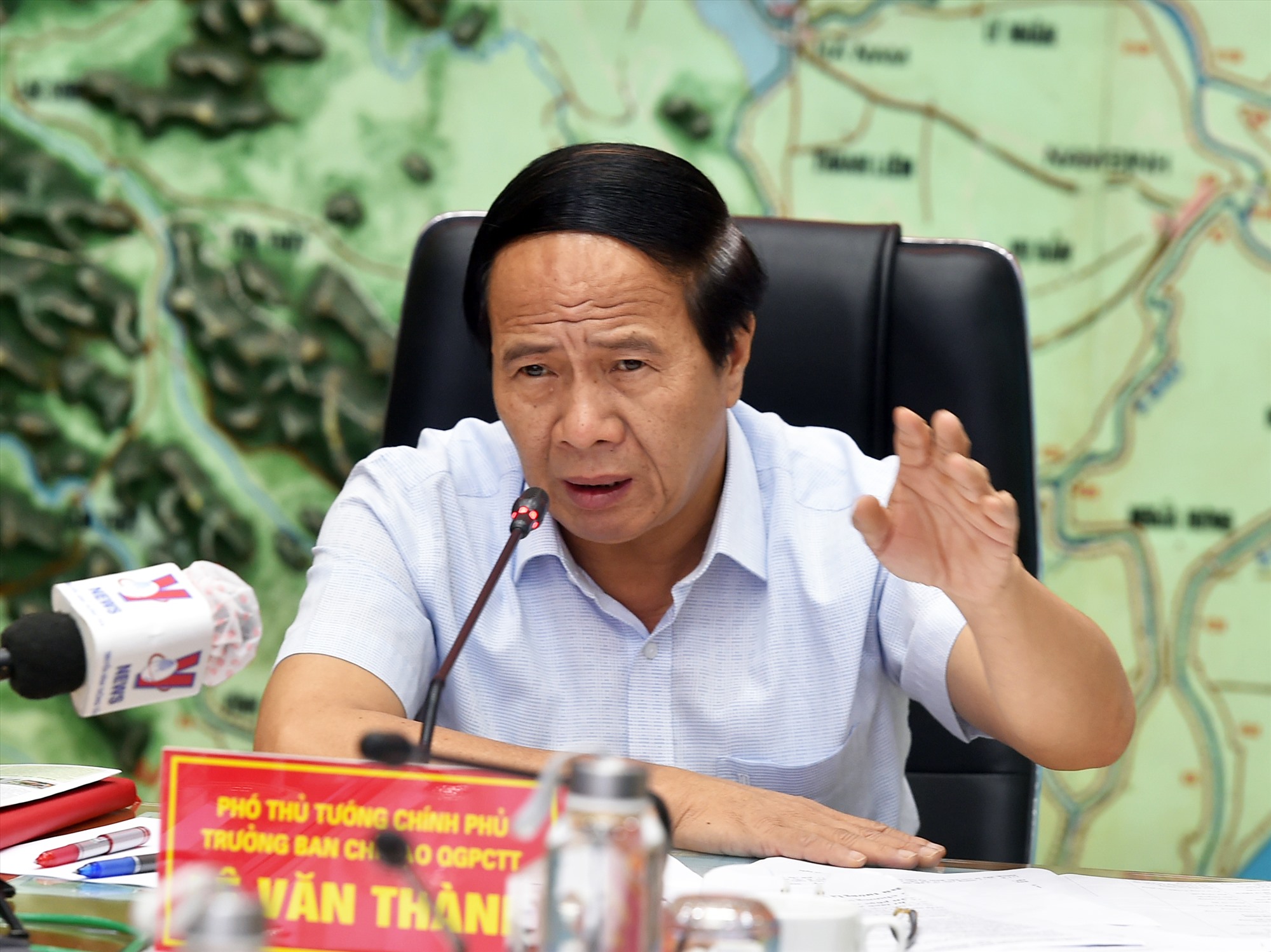 Phó Thủ tướng Lê Văn Thành giao trách nhiệm cho các địa phương đưa ra giải pháp thật cụ thể nhằm đảm bảo an toàn cho đoàn người về quê trong thời điểm mưa bão. Ảnh: VGP/Đức Tuân