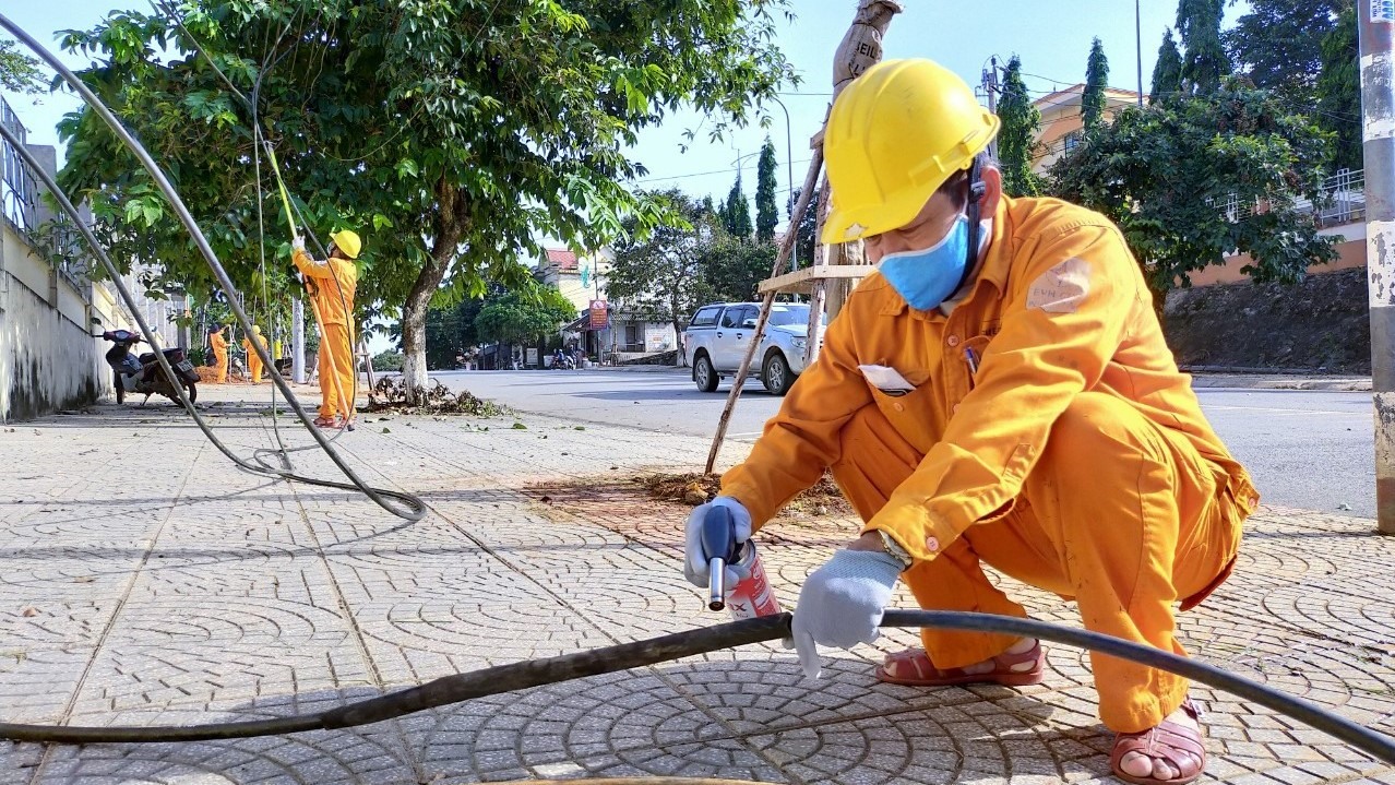 Công nhân Nguyễn Hữu Văn tham gia sửa chữa đường dây 22 kV (Ảnh NVCC)