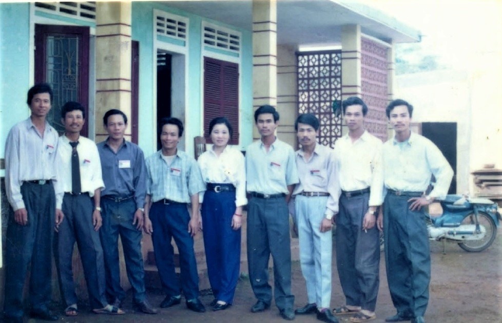Công nhân Nguyễn Hữu Văn (thứ ba từ trái qua) ở Trạm Điện lực Khe Sanh. Ảnh tư liệu