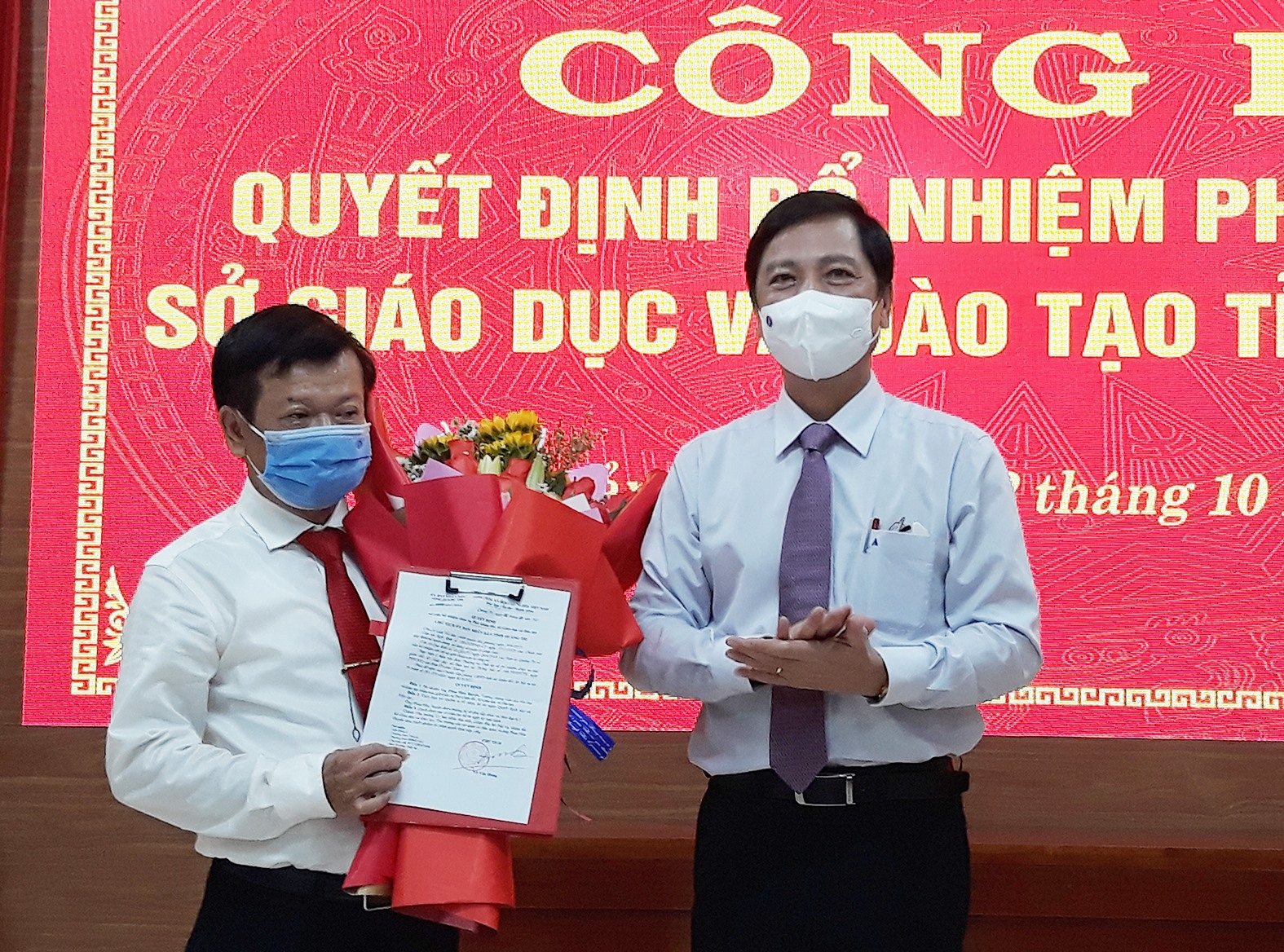 Phó Chủ tịch UBND tỉnh Hoàng Nam trao Quyết định bổ nhiệm cho Phó Giám đốc Sở Giáo dục và Đào tạo Phan Hữu Huyện - Ảnh: T.L