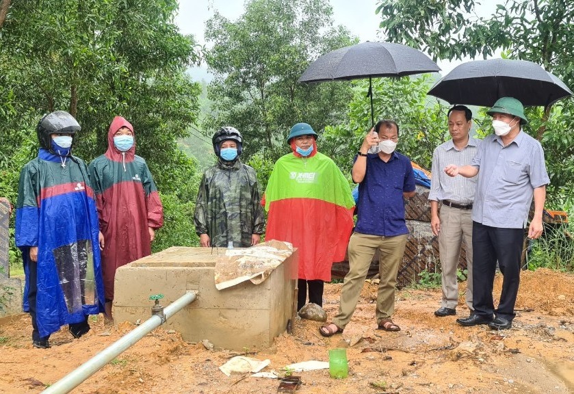 Chủ tịch Ủy ban MTTQ Việt Nam tỉnh Đào Mạnh Hùng kiểm tra công trình nước sạch tại thôn Thúc, xã Vĩnh Ô - Ảnh: N.Đ