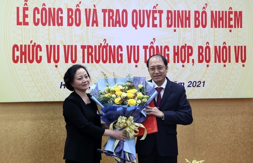 Bộ trưởng Bộ Nội vụ Phạm Thị Thanh Trà trao quyết định và chúc mừng tân Vụ trưởng Nguyễn Văn Thủy.