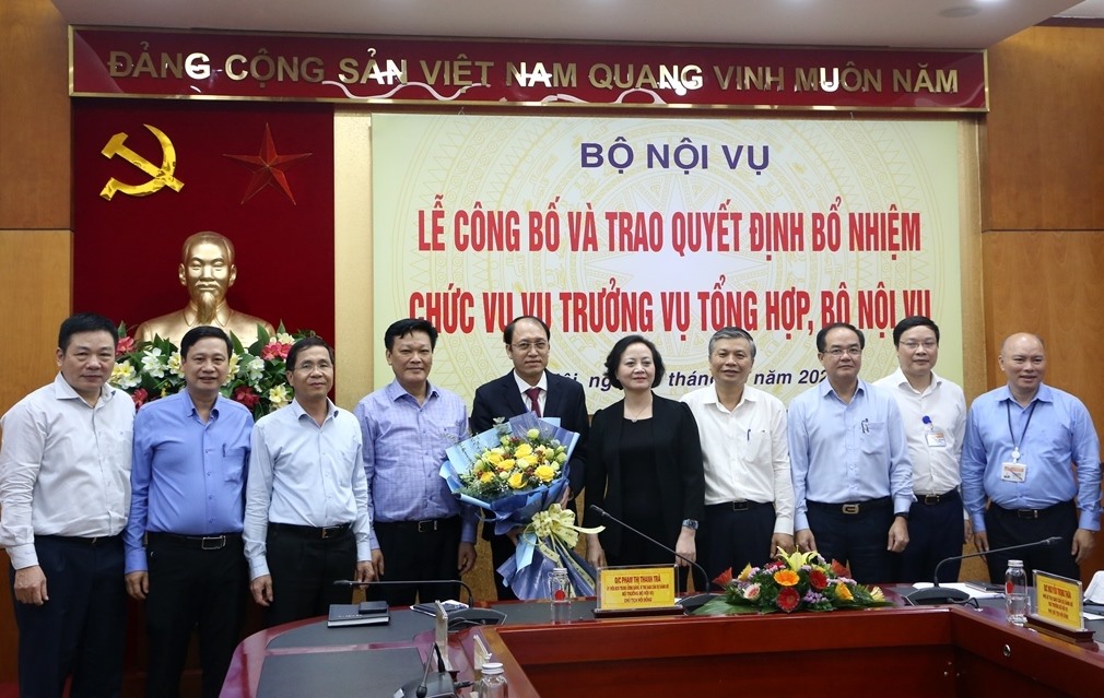 Lãnh đạo Bộ Nội vụ và một số đơn vị chúc mừng đồng chí Nguyễn Văn Thủy.