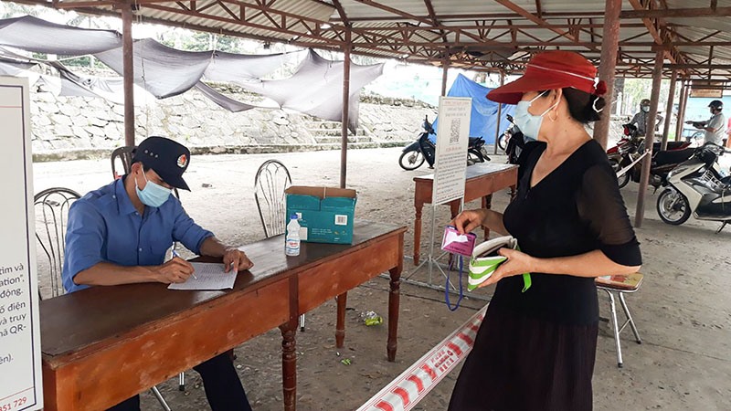 Người dân khai báo y tế trước khi vào chợ Đông Hà - Ảnh: TÚ LINH