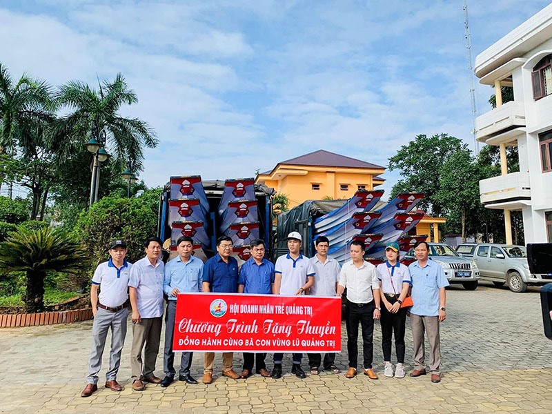 Hội Doanh nhân trẻ tỉnh Quảng Trị đóng góp và kêu gọi hỗ trợ để tặng thuyền cho người dân vùng lũ trên địa bàn tỉnh (tháng 10/2020) - Ảnh: M.L