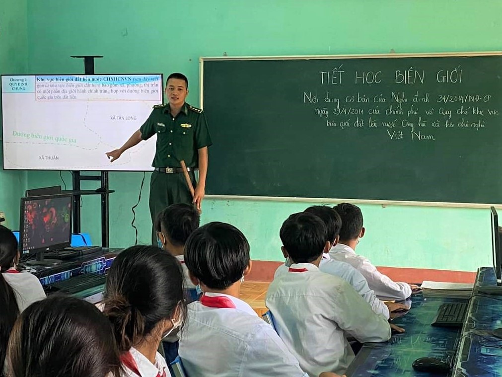 “Tiết học biên giới” được các thầy giáo mang quân hàm xanh giảng dạy cho các em học sinh vùng biên giới vào ngày 12/10/2021.