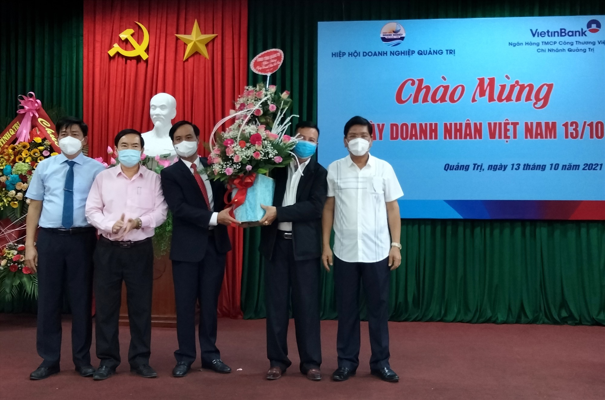Chủ tịch UBND tỉnh Võ Văn Hưng tặng hoa chúc mừng Hiệp hội Doanh nghiệp tỉnh nhân Ngày Doanh nhân Việt Nam 13/10 - Ảnh: MĐ