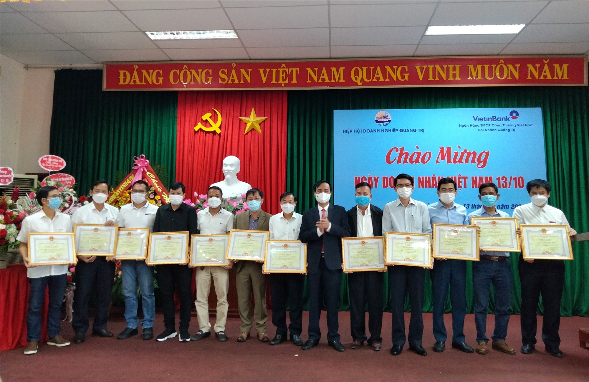 Chủ tịch UBND tỉnh Võ Văn Hưng trao tặng Bằng khen cho các doanh nghiệp có nhiều đóng góp vào Chương trình “Chung tay chăm sóc nghĩa trang liệt sĩ cấp xã hằng năm” - Ảnh: MĐ