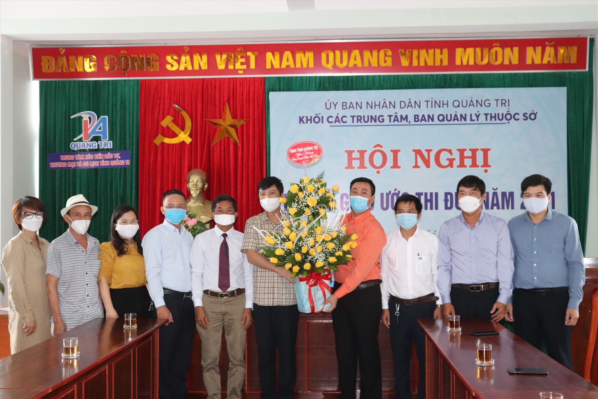 Phó Chủ tịch UBND tỉnh Hoàng Nam tặng hoa chúc mừng Hiệp hội Du lịch tỉnh - Ảnh: T.P