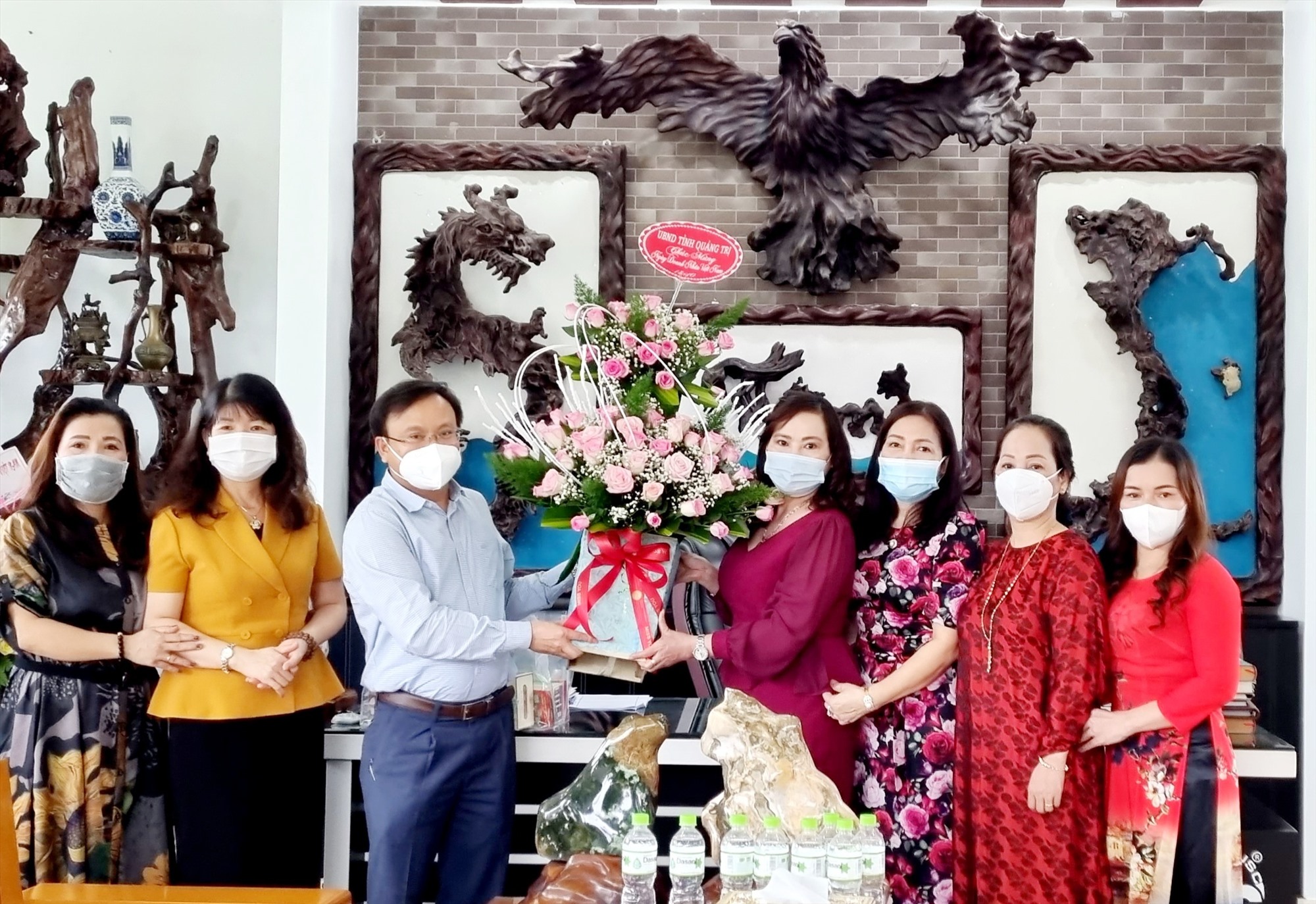 Phó Chủ tịch UBND tỉnh Lê Đức Tiến tặng hoa chúc mừng Hội Doanh nhân nữ tỉnh - Ảnh: K.S
