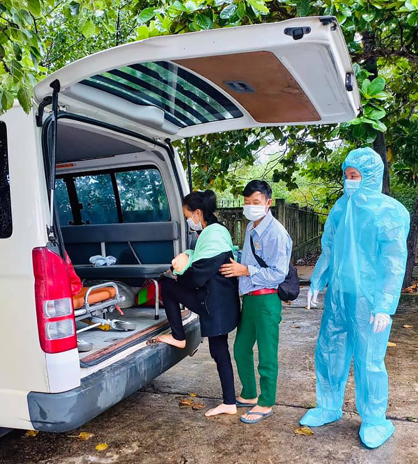 Gia đình sản phụ Thò Ý Dũng được bố trí xe cứu thương đưa về quê nhà ở Nghệ An - Ảnh: CTXH