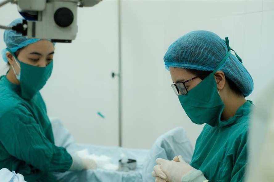 Thầy thuốc của Bệnh viện Mắt Quảng Trị chuẩn bị thực hiện kỹ thuật mới trong điều trị bệnh lý mắt. Ảnh: NVCC