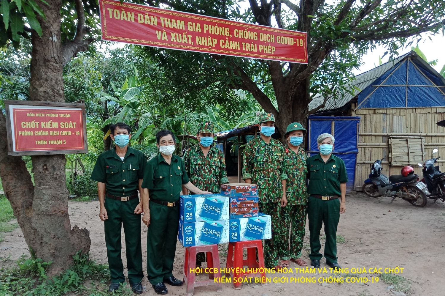 Hội CCB huyện Hướng Hóa thăm, tặng quà các chốt kiểm soát biên giới phòng chống dịch Covid-19