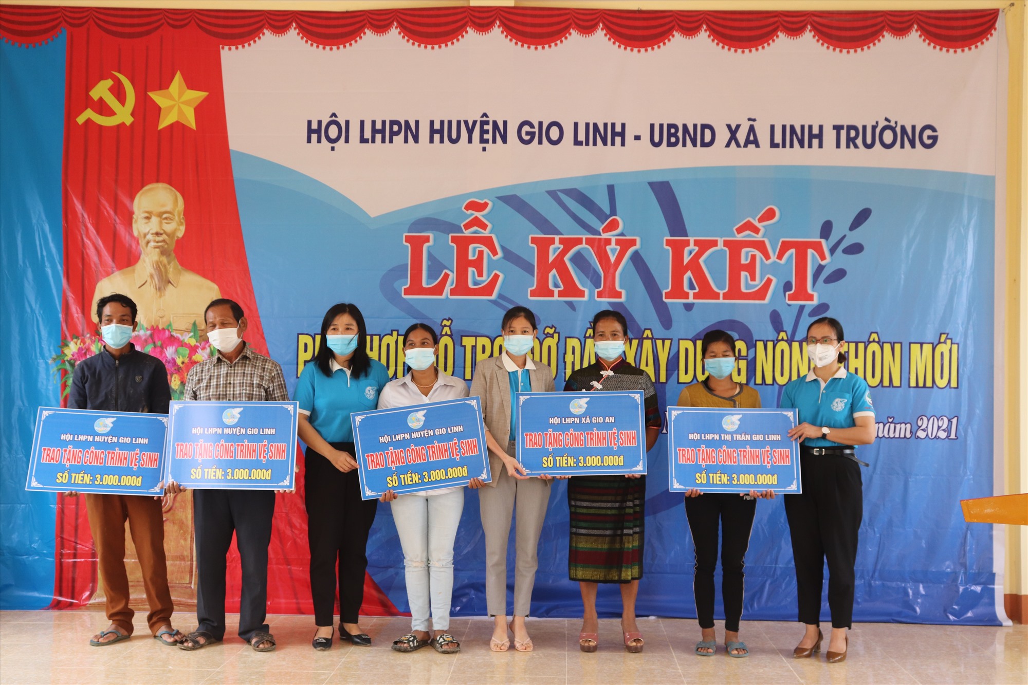 Hội LHPN huyện Gio Linh trao công trình vệ sinh cho hội viên có hoàn cảnh khó khăn ở thôn Sông Ngân - Ảnh: T.P