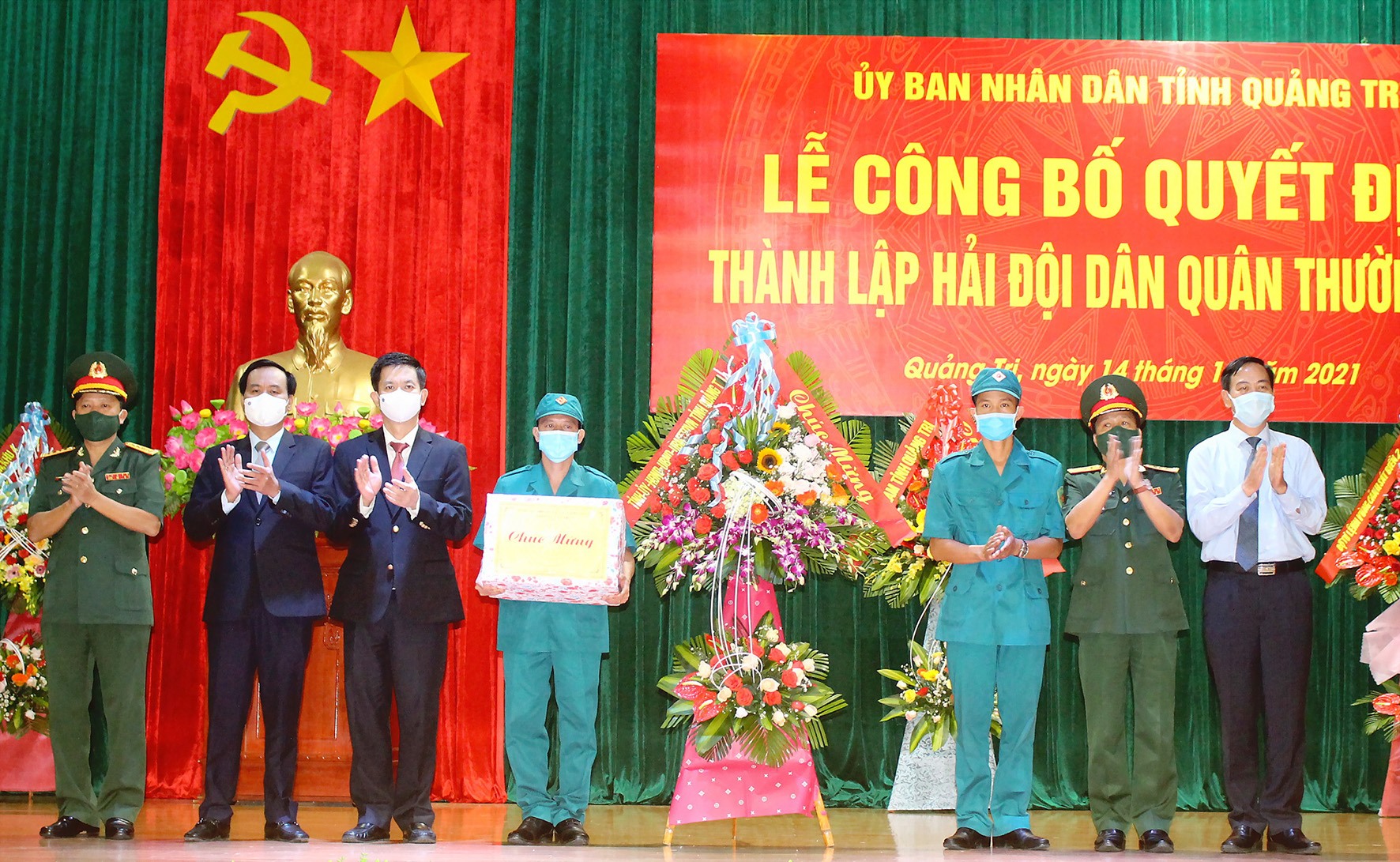 Lãnh đạo tỉnh Quảng Trị tặng hoa chúc mừng Bộ CHQS tỉnh cùng Hải đội Dân quân thường trực - Ảnh: X.D